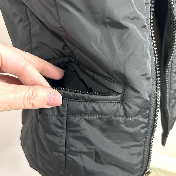 Dana Buchman women’s small black zip vest with pockets. - Picture 7 of 11